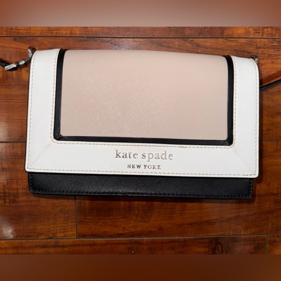 Kate spade cross over body bag. fits slim wallets, makeup , phone , and more!! - Picture 2 of 4